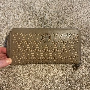 Tory Burch Robinson Wallet In Taupe